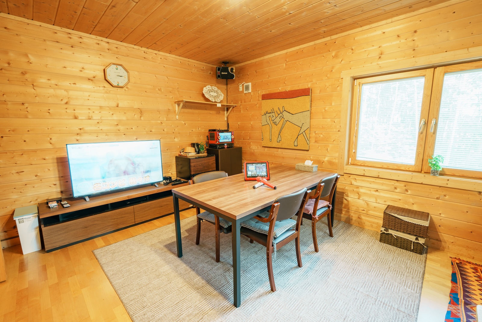 母屋のカラオケやテレビを備えた室内設備