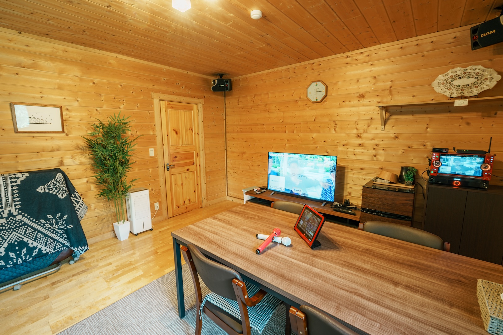 母屋のカラオケルームとくつろぎスペース