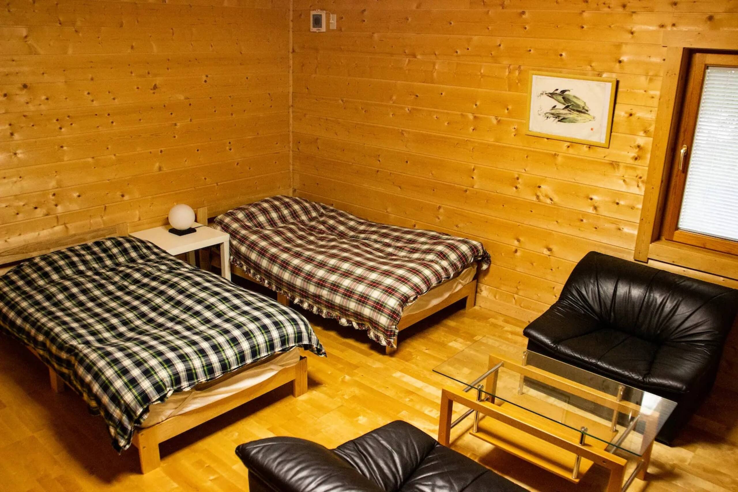 木の壁に囲まれた母屋の洋室客室